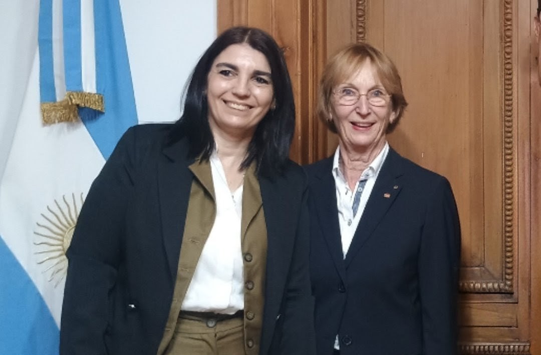 Laura Scirocco, directora de XLab Rosario, junto a Eva-Maria Neher, creadora de XLab Göttingen